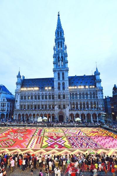 “鲜花地毯”在布鲁塞尔市中心大广亮相