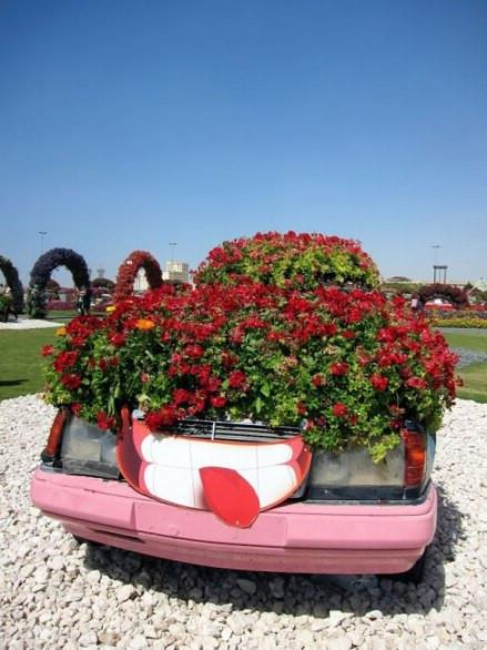 迪拜奇迹花园 废旧奔驰车变身巨型花盆