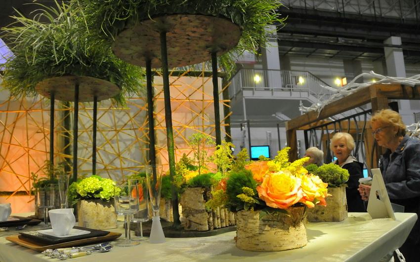 在美国芝加哥花卉园艺展上，参观者观看用鲜花装饰的餐桌。
