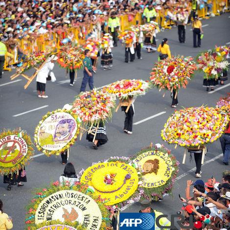 哥伦比亚庆祝传统节日“鲜花节” 举行背花大游行