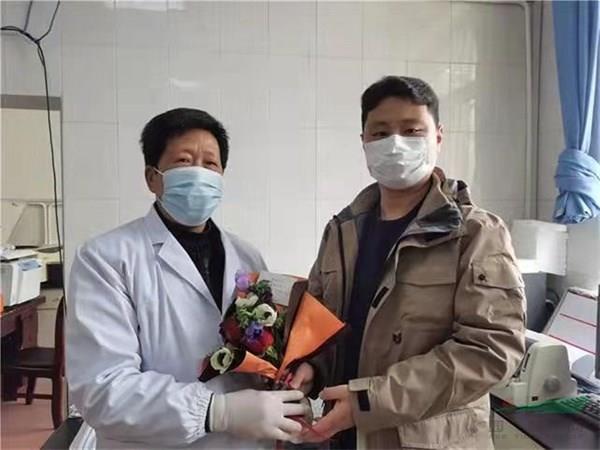 花企代表向医务工作者赠送鲜切花花束1.jpg