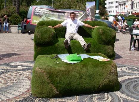 英修建巨型“绿色沙发” 让民众走出房间享受夏日
