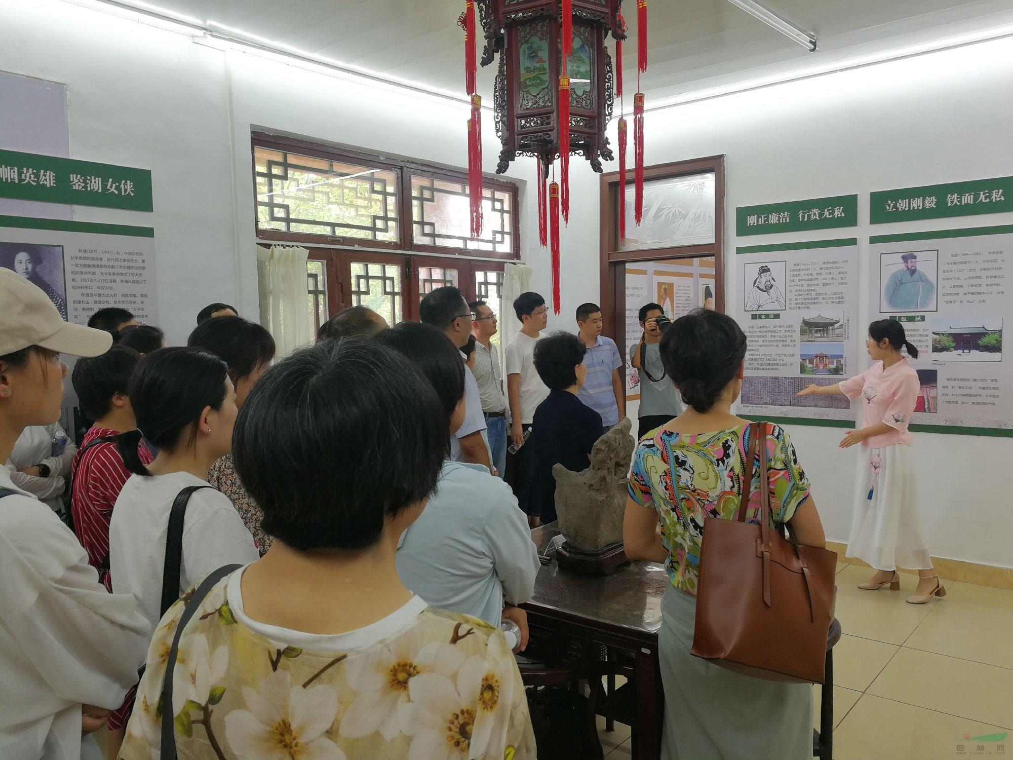 党员干部在馆内参观学习2.jpg