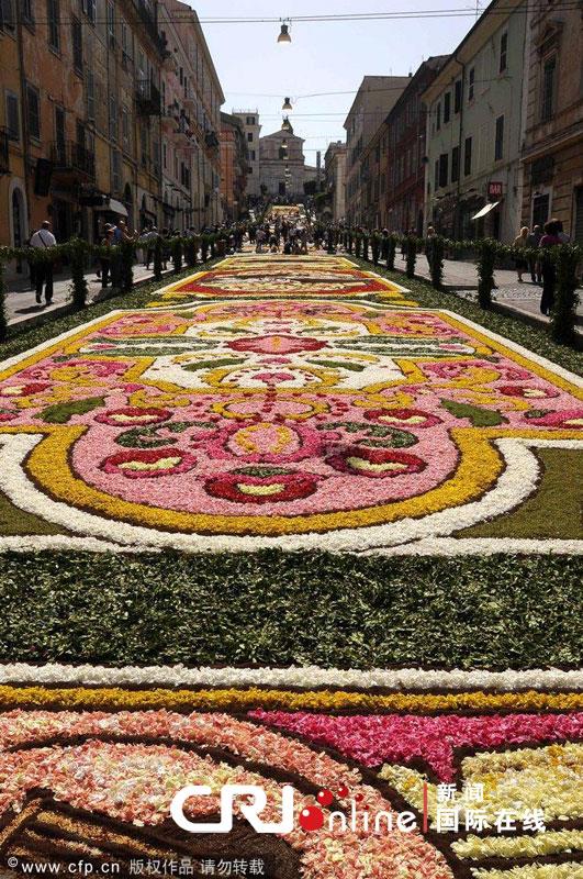意大利：小镇genzano “花毯”遍地迎接游花街活动