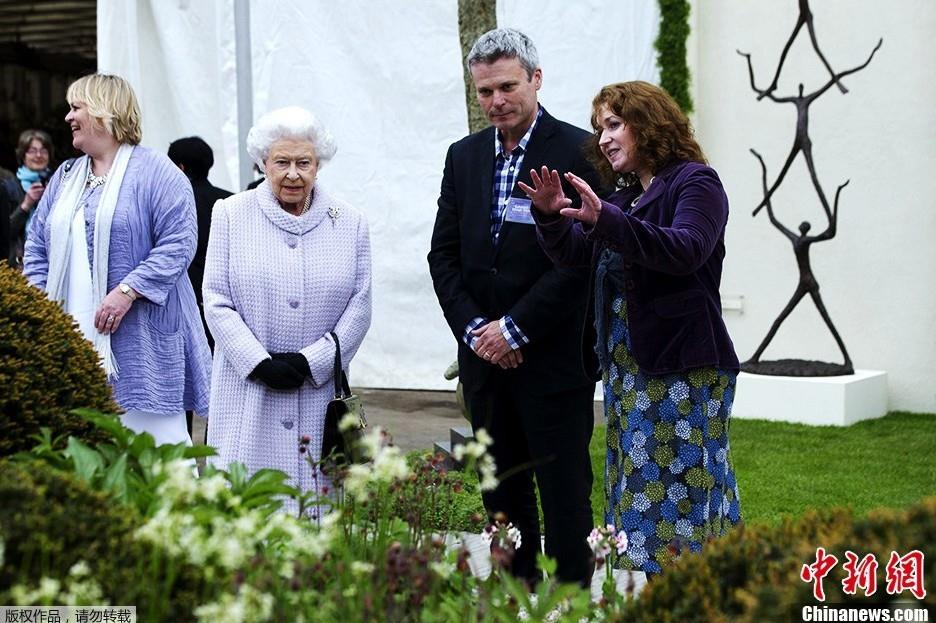 伊丽莎白女王驾临英国切尔西花展 