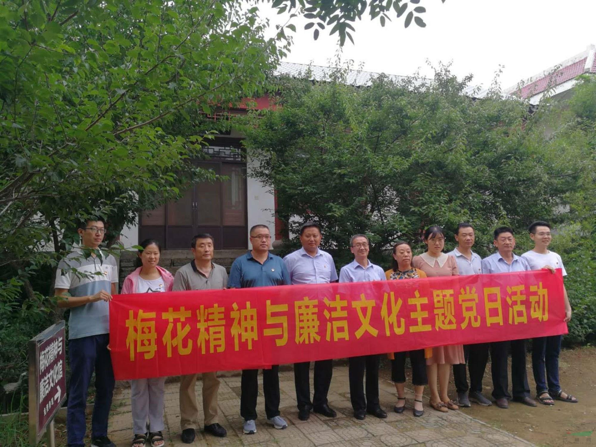 党员干部在馆内参观学习5.jpg