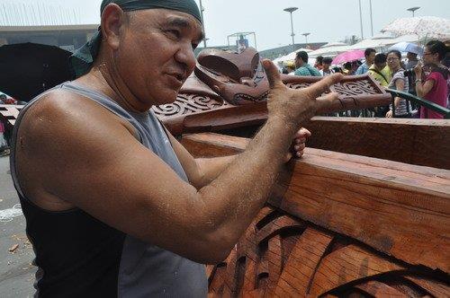 3500年古树雕成巨型木舟 新西兰佳礼赠中国