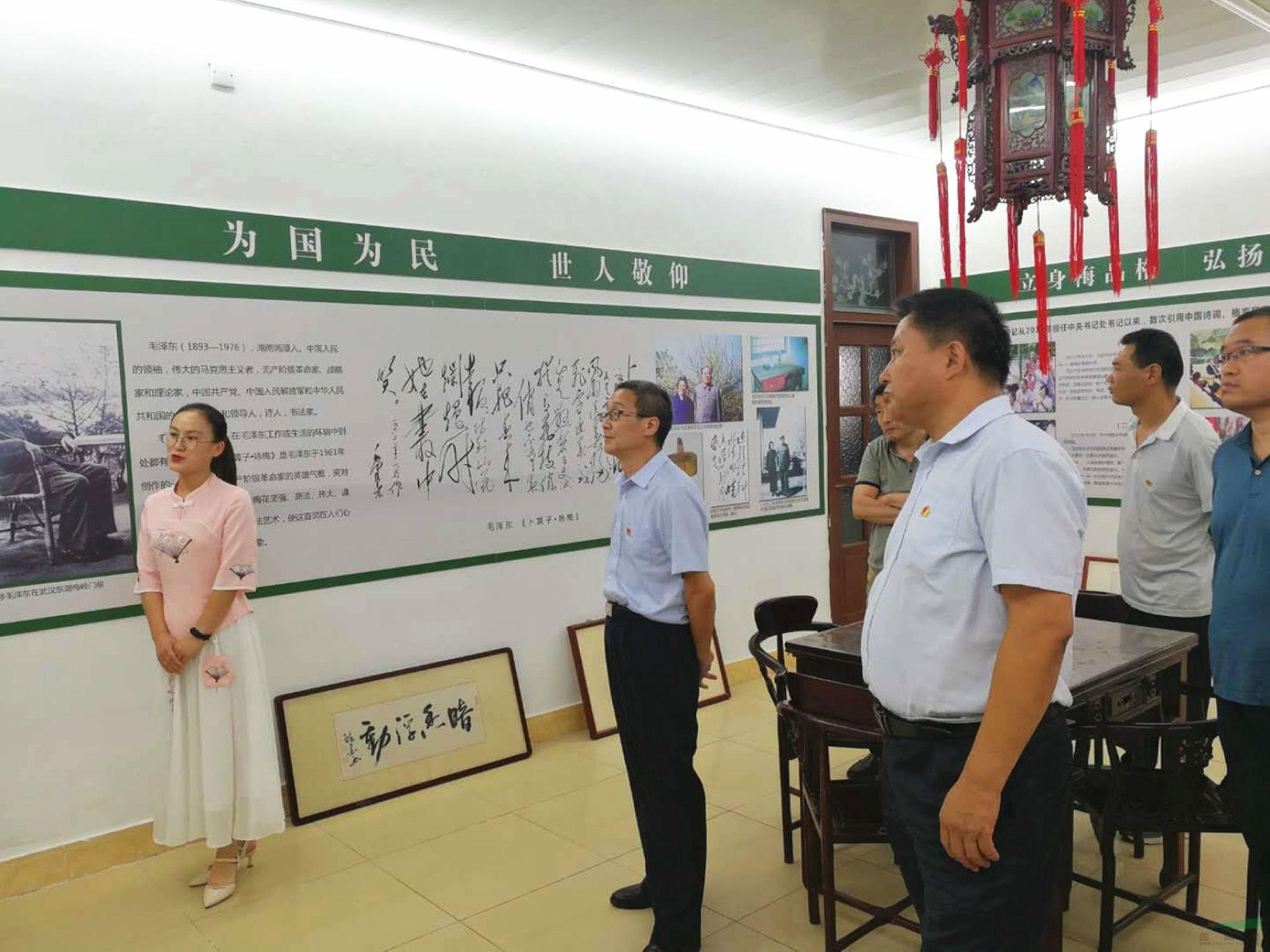 党员干部在馆内参观学习4.jpg