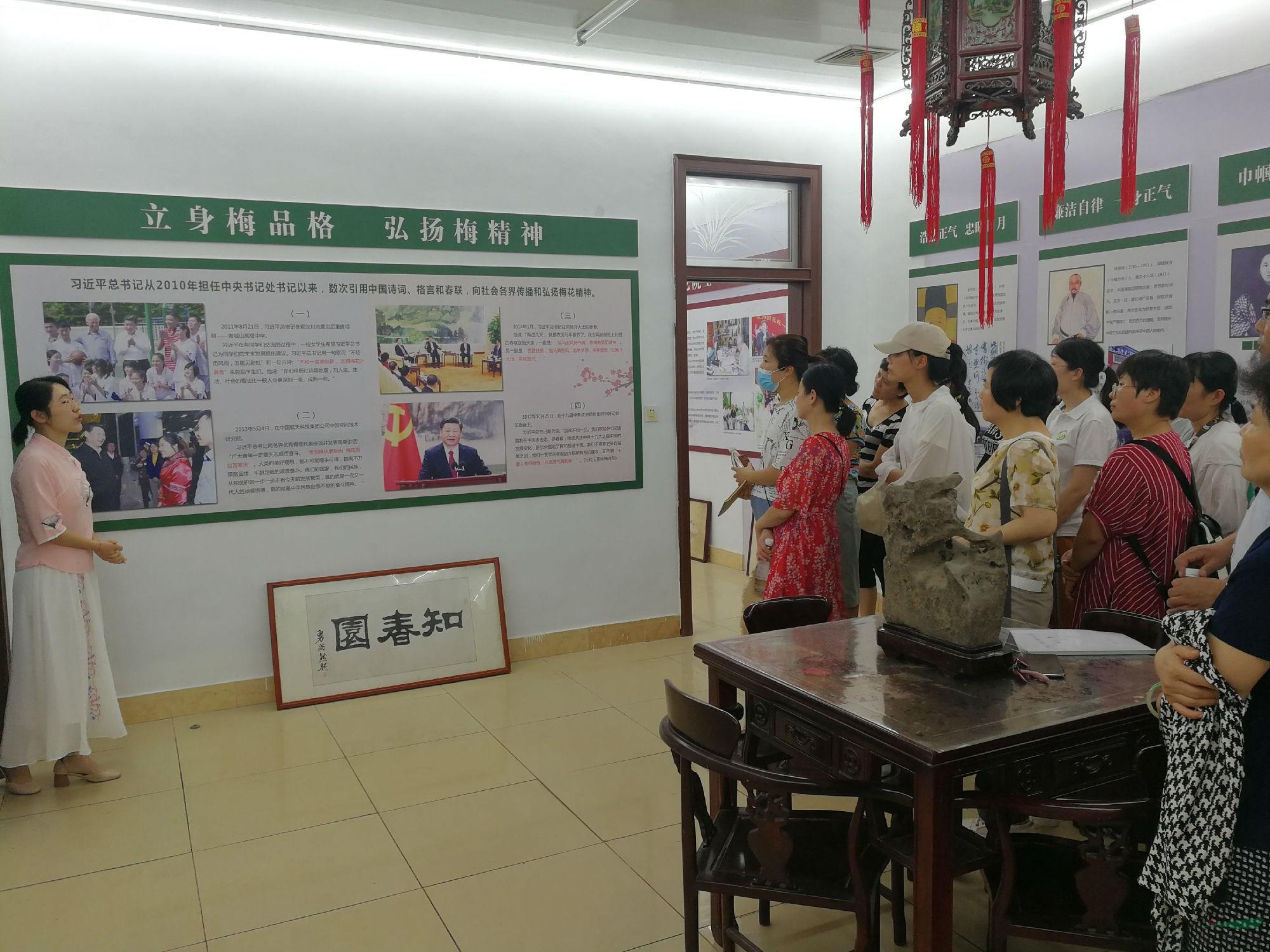 党员干部在馆内参观学习8.jpg